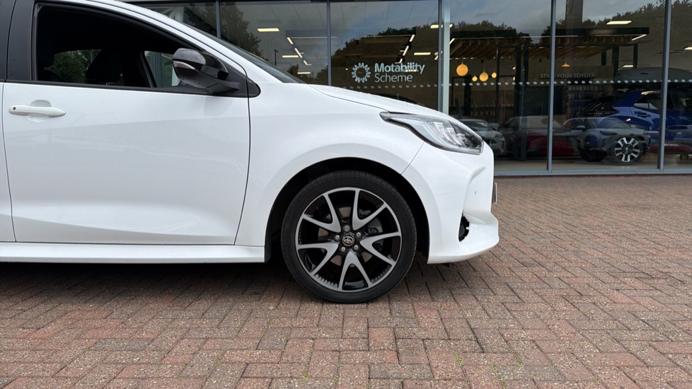 Toyota Yaris 1.5 Hybrid Dynamic 5dr CVT Hybrid Hatchback - Image 25