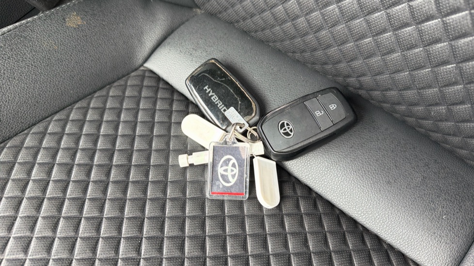 Toyota Yaris 1.5 Hybrid Dynamic 5dr CVT Hybrid Hatchback - Image 28