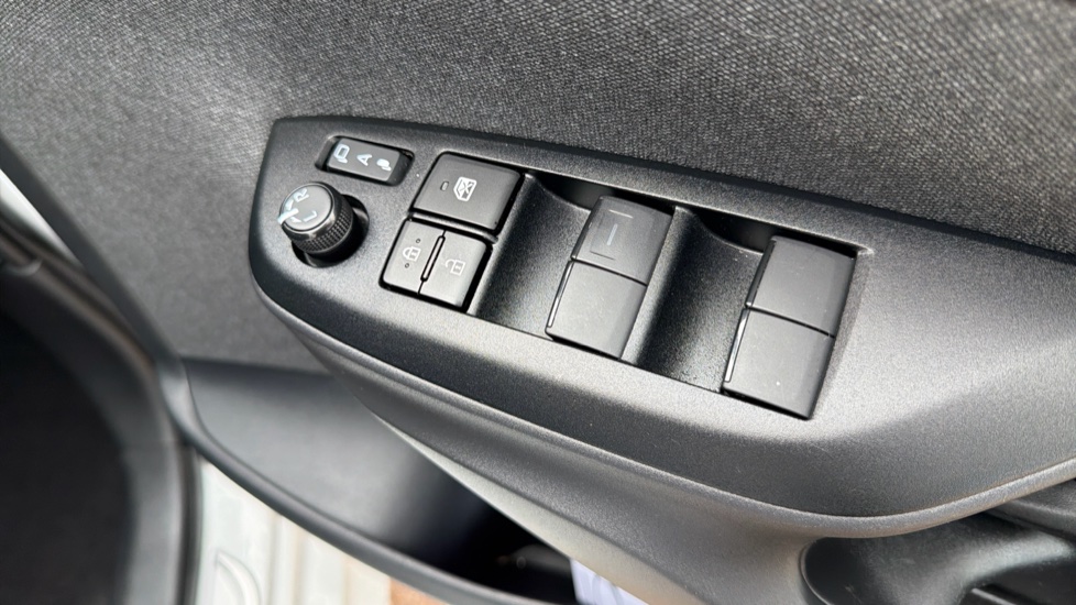 Toyota Yaris 1.5 Hybrid Dynamic 5dr CVT Hybrid Hatchback - Image 35