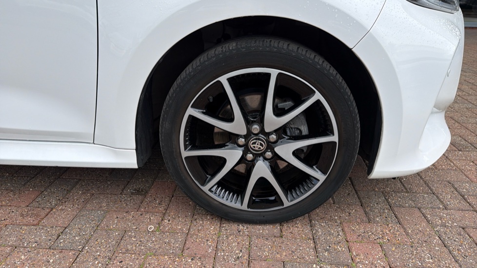 Toyota Yaris 1.5 Hybrid Dynamic 5dr CVT Hybrid Hatchback - Image 40