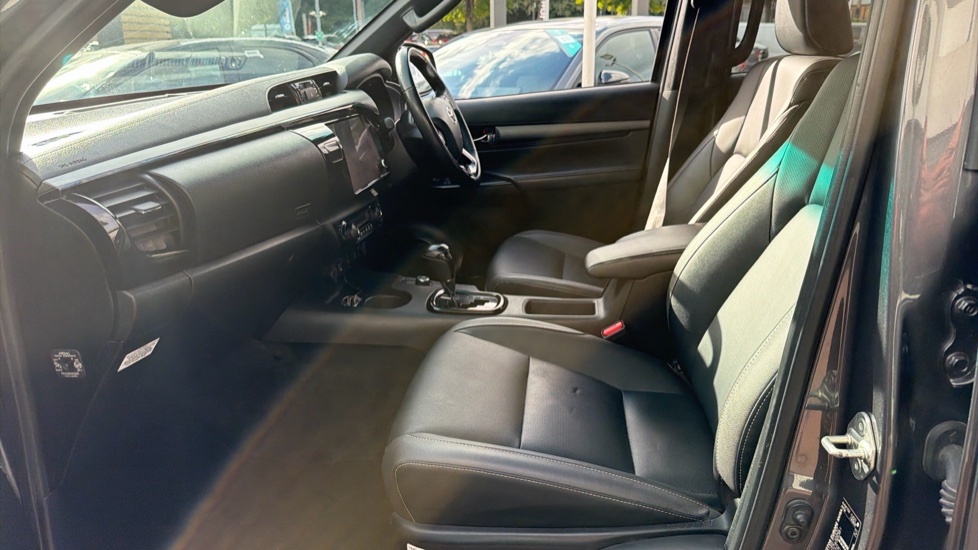 Toyota Hilux Diesel Invincible X D/Cab Pick Up 2.8 D 48V Auto - Image 5