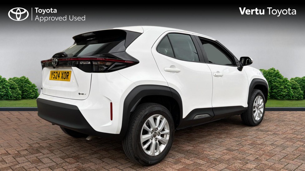 Toyota Yaris Cross 1.5 Hybrid Icon 5dr CVT Hybrid Estate - Image 2