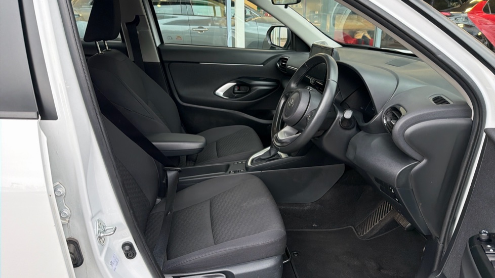 Toyota Yaris Cross 1.5 Hybrid Icon 5dr CVT Hybrid Estate - Image 12