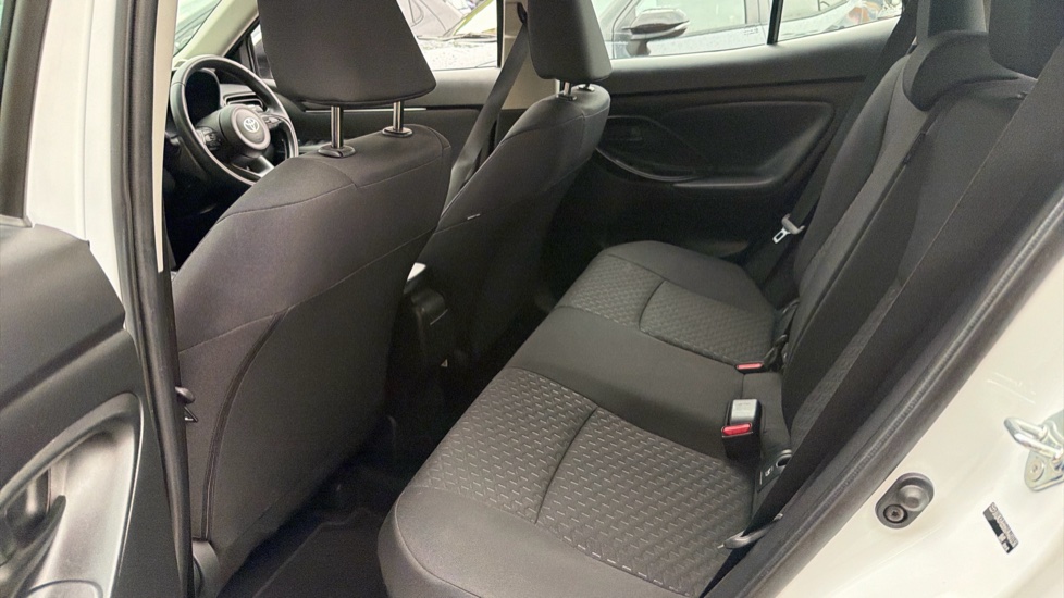 Toyota Yaris Cross 1.5 Hybrid Icon 5dr CVT Hybrid Estate - Image 15