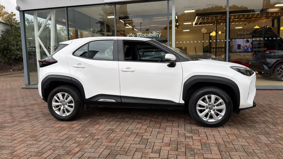 Toyota Yaris Cross 1.5 Hybrid Icon 5dr CVT Hybrid Estate - Image 23