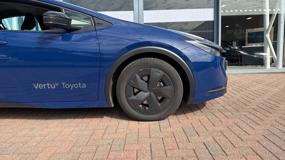 Toyota Prius 2.0 PHEV Design 5dr CVT Hatchback - Image 25
