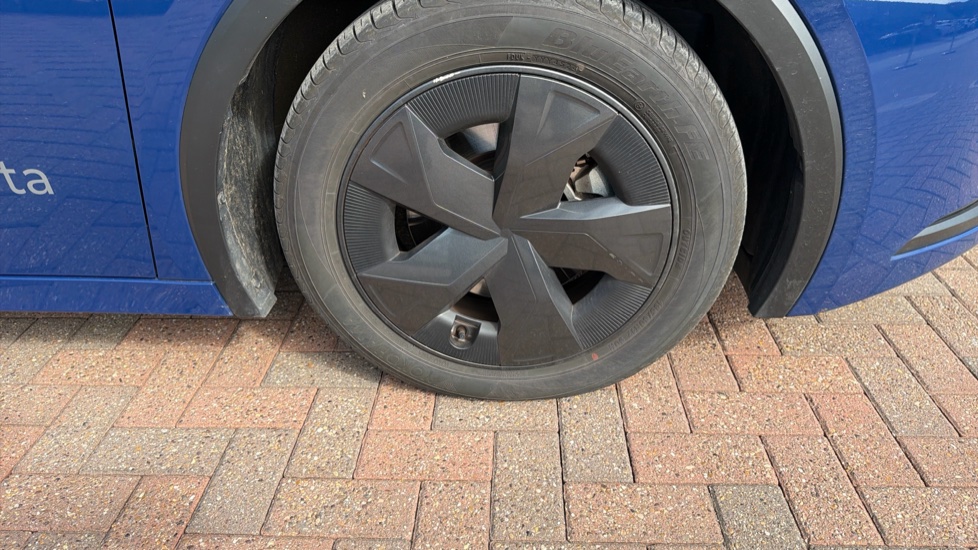 Toyota Prius 2.0 PHEV Design 5dr CVT Hatchback - Image 38