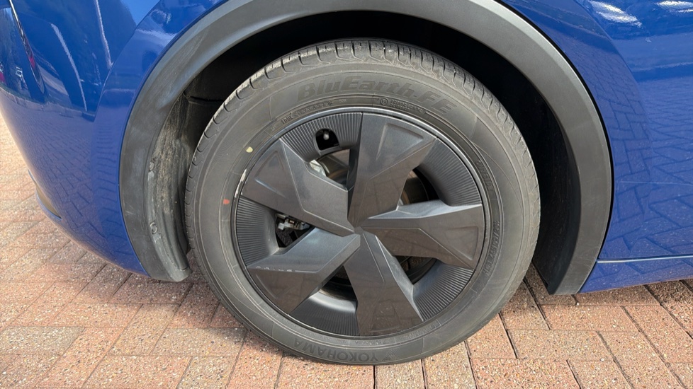 Toyota Prius 2.0 PHEV Design 5dr CVT Hatchback - Image 39