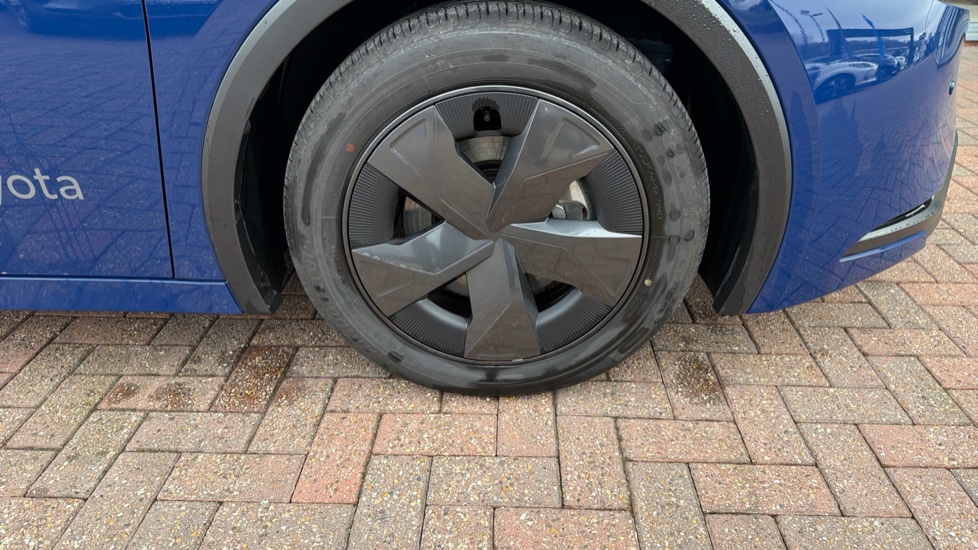 Toyota Prius 2.0 PHEV Design 5dr CVT Hatchback - Image 31