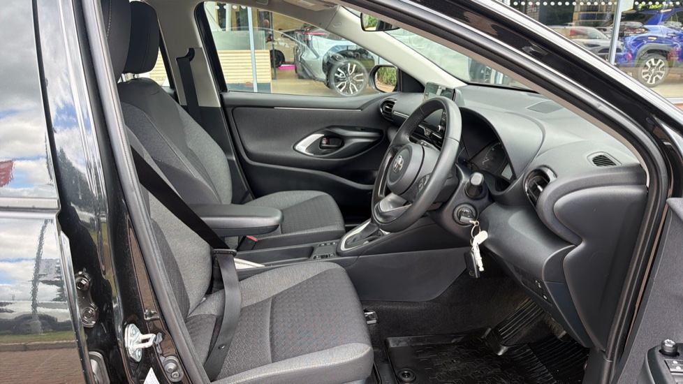 Toyota Yaris 1.5 Hybrid Icon 5dr CVT Hybrid Hatchback - Image 12