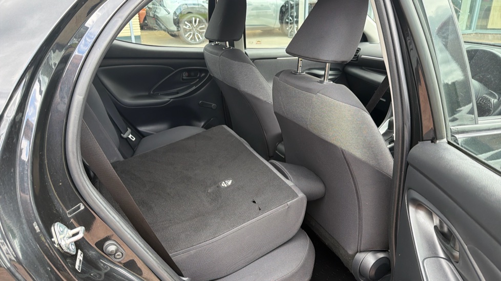 Toyota Yaris 1.5 Hybrid Icon 5dr CVT Hybrid Hatchback - Image 18