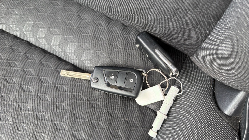 Toyota Yaris 1.5 Hybrid Icon 5dr CVT Hybrid Hatchback - Image 28