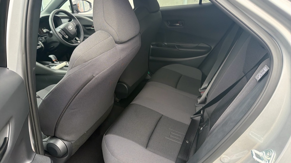 Toyota C-HR 1.8 Hybrid Design 5dr CVT Hybrid Hatchback - Image 13