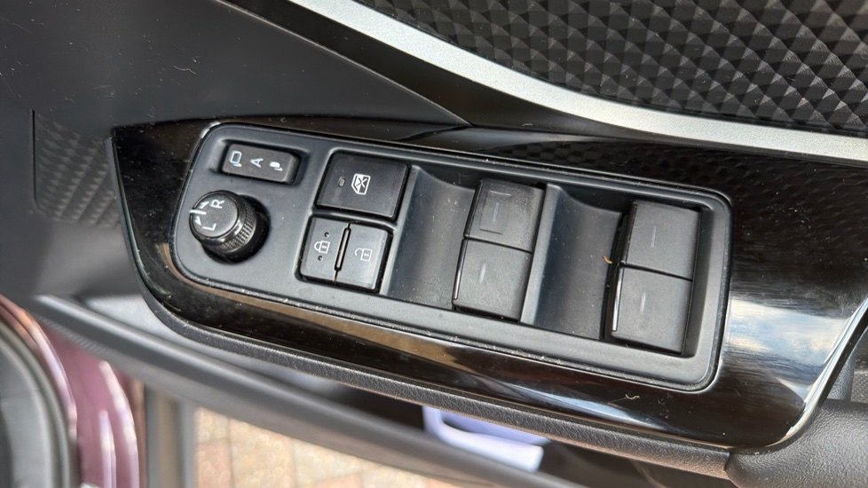Toyota C-HR 1.8 Hybrid Design 5dr CVT Hybrid Hatchback - Image 35