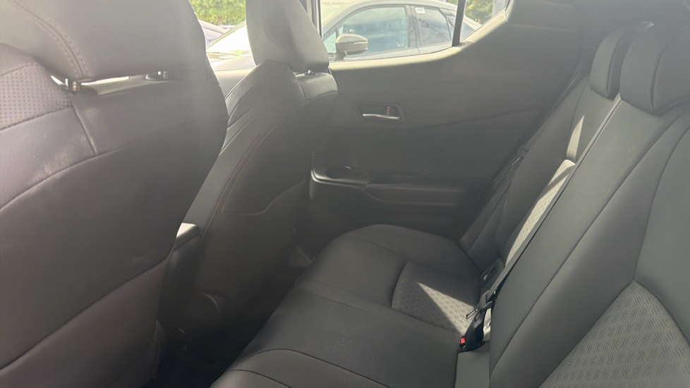 Toyota C-HR 1.8 Hybrid Design 5dr CVT Hybrid Hatchback - Image 15