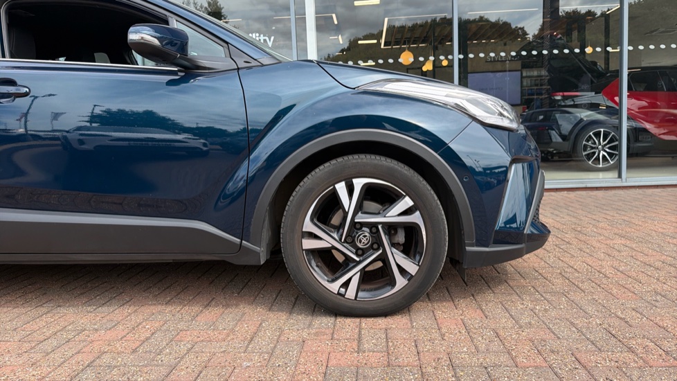 Toyota C-HR 1.8 Hybrid Design 5dr CVT Hybrid Hatchback - Image 25