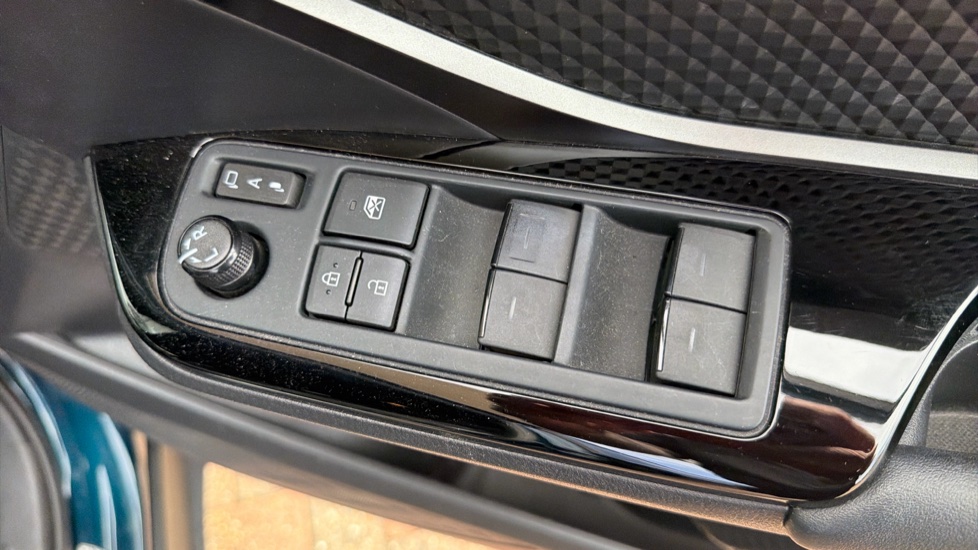 Toyota C-HR 1.8 Hybrid Design 5dr CVT Hybrid Hatchback - Image 35