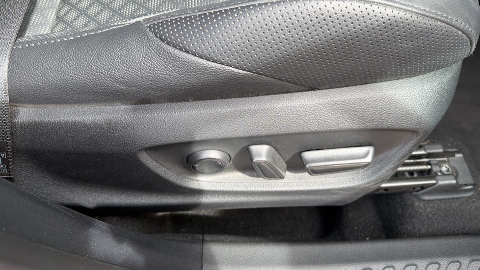 Toyota C-HR 1.8 Hybrid Design 5dr CVT Hybrid Hatchback - Image 36