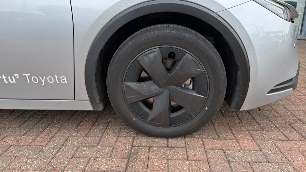 Toyota Prius 2.0 PHEV Design 5dr CVT Hatchback - Image 40