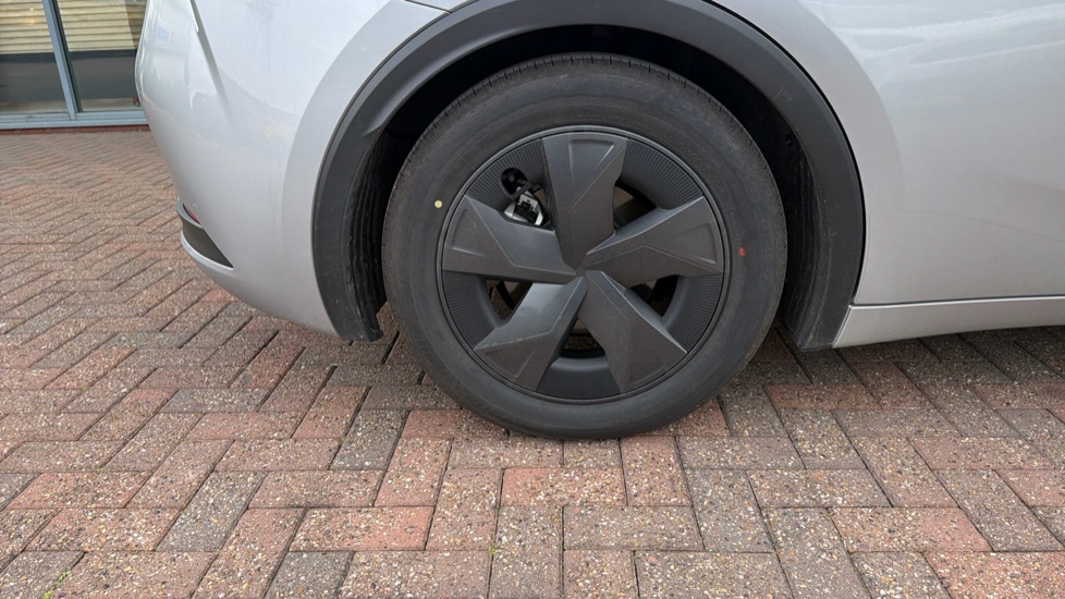 Toyota Prius 2.0 PHEV Design 5dr CVT Hatchback - Image 41