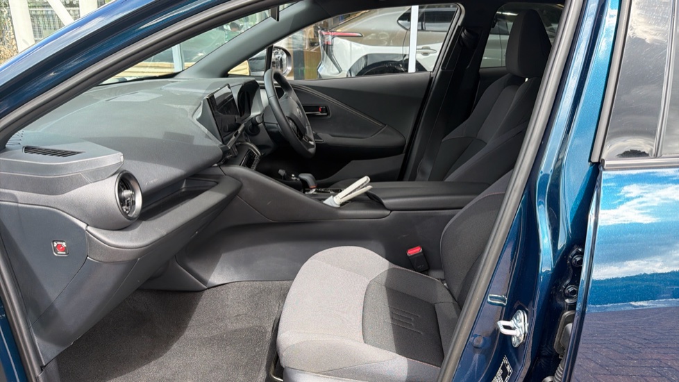 Toyota C-HR 2.0 PHEV Design 5dr CVT Hatchback - Image 5