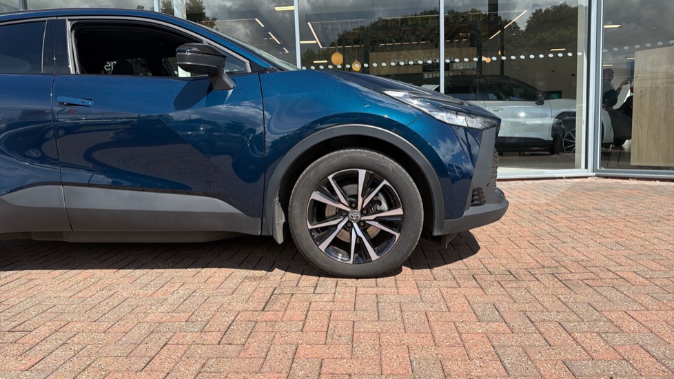 Toyota C-HR 2.0 PHEV Design 5dr CVT Hatchback - Image 25
