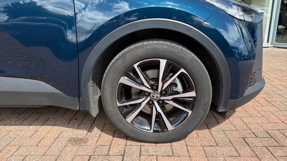 Toyota C-HR 2.0 PHEV Design 5dr CVT Hatchback - Image 40