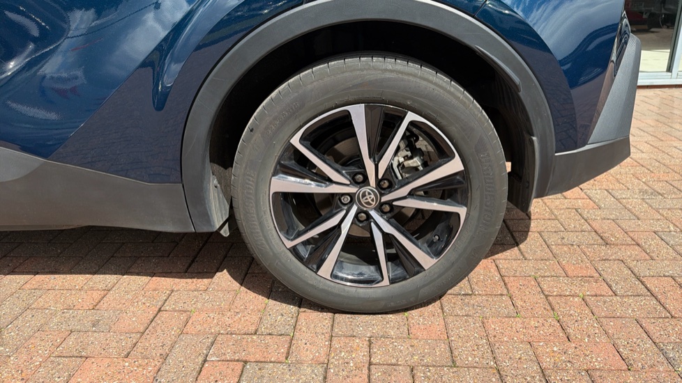 Toyota C-HR 2.0 PHEV Design 5dr CVT Hatchback - Image 43
