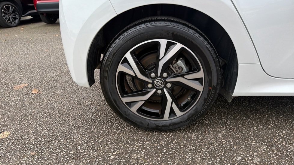 Toyota Yaris 1.5 Hybrid Design 5dr CVT Hybrid Hatchback - Image 31