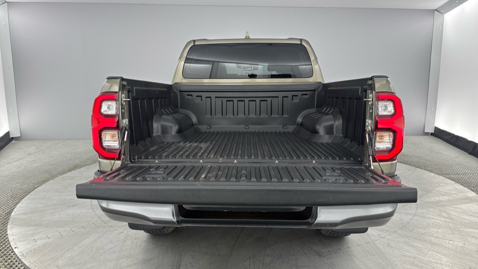 Toyota Hilux Diesel Invincible X D/Cab Pick Up 2.8 D 48V Auto - Image 13