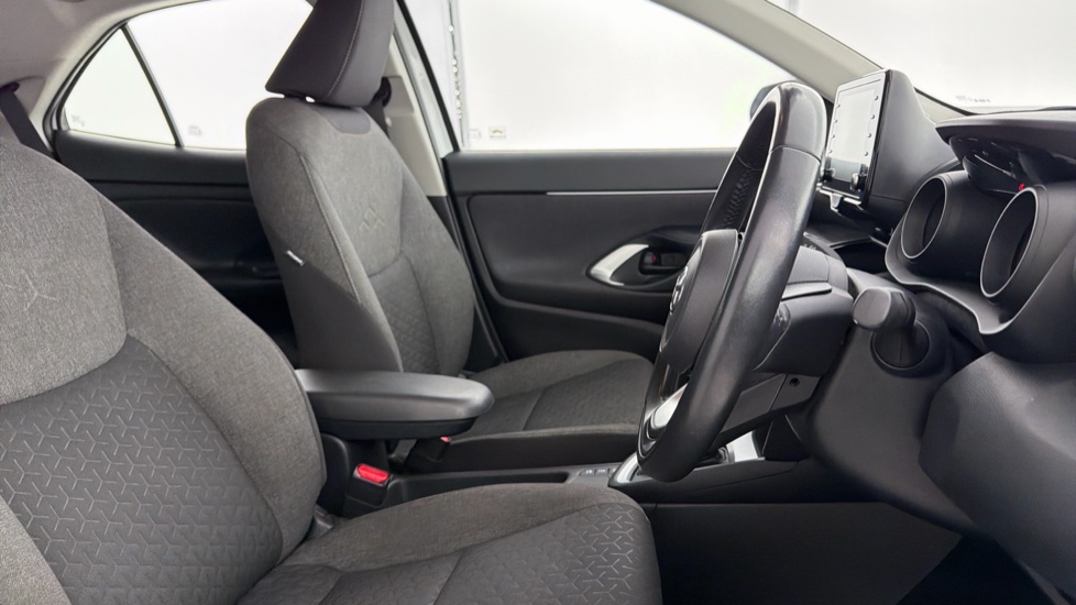 Toyota Yaris Cross 1.5 Hybrid Icon 5dr CVT Hybrid Estate - Image 12