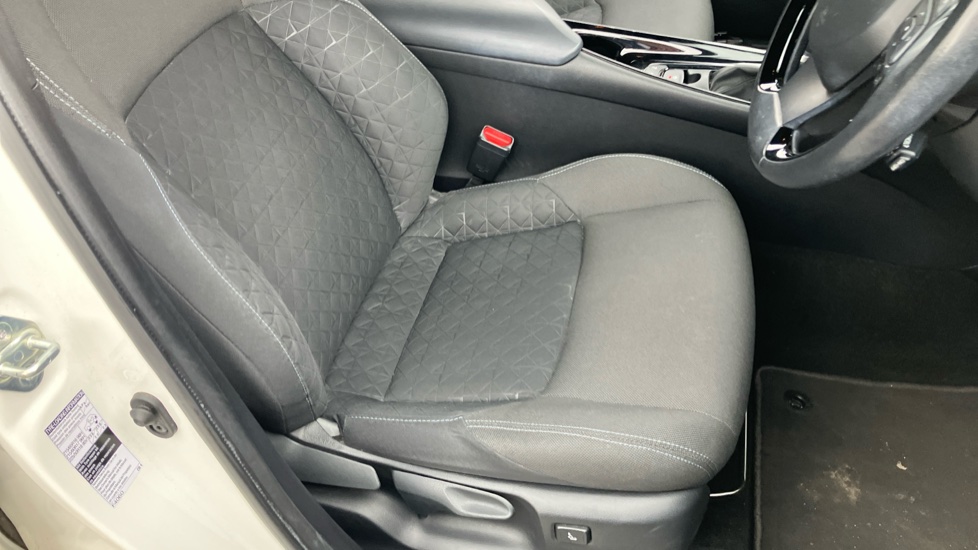 Toyota C-HR 1.8 Hybrid Design 5dr CVT Hybrid Hatchback - Image 17
