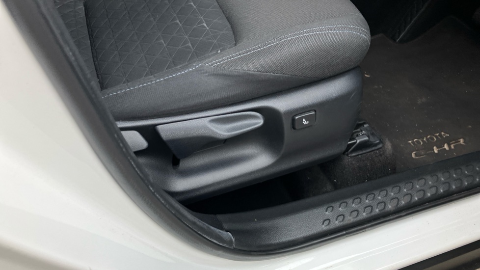 Toyota C-HR 1.8 Hybrid Design 5dr CVT Hybrid Hatchback - Image 30
