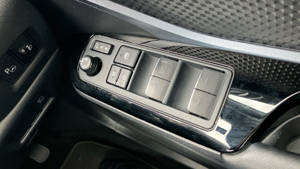 Toyota C-HR 1.8 Hybrid Design 5dr CVT Hybrid Hatchback - Image 33
