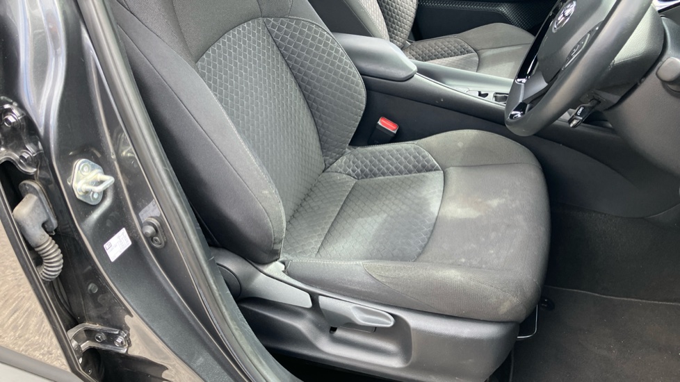 Toyota C-HR 1.8 Hybrid Icon 5dr CVT Hybrid Hatchback - Image 17
