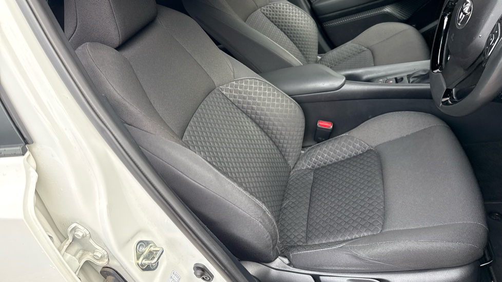 Toyota C-HR 1.8 Hybrid Icon 5dr CVT Hybrid Hatchback - Image 17