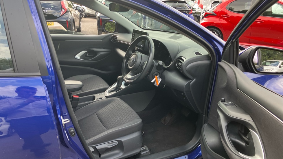 Toyota Yaris 1.5 Hybrid Icon 5dr CVT Hybrid Hatchback - Image 12