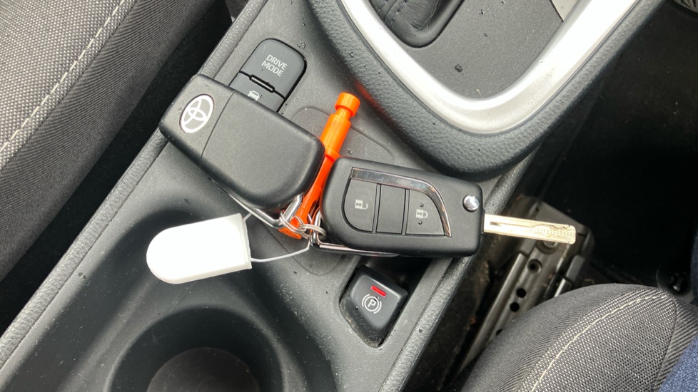 Toyota Yaris 1.5 Hybrid Icon 5dr CVT Hybrid Hatchback - Image 28