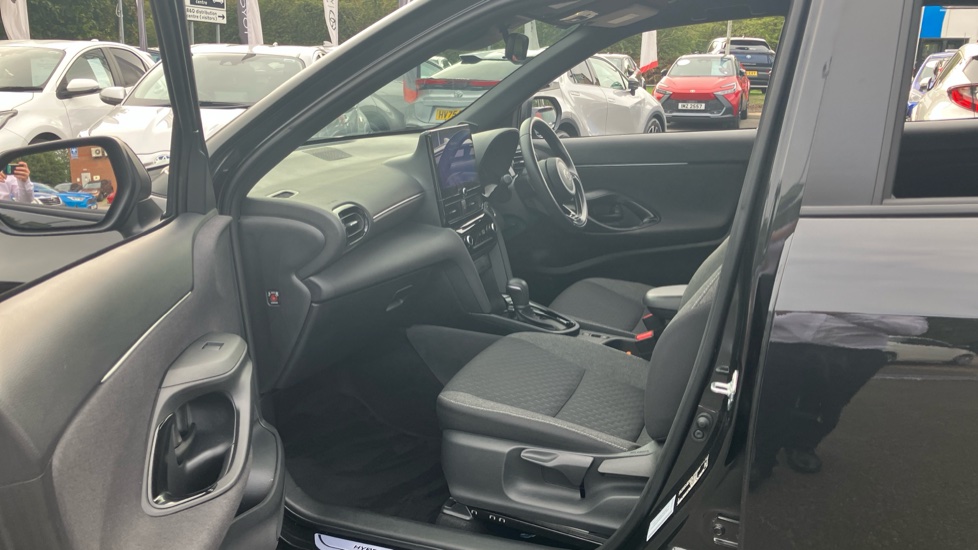 Toyota Yaris Cross 1.5 Hybrid Design 5dr CVT Hybrid Estate - Image 5