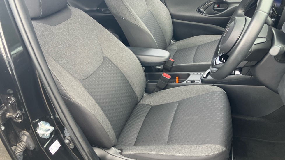 Toyota Yaris Cross 1.5 Hybrid Design 5dr CVT Hybrid Estate - Image 17