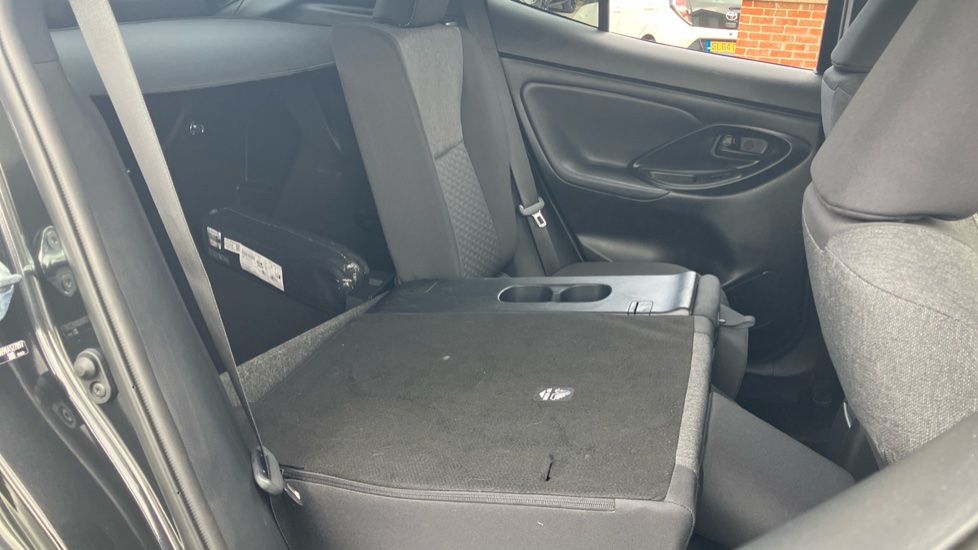 Toyota Yaris Cross 1.5 Hybrid Design 5dr CVT Hybrid Estate - Image 18