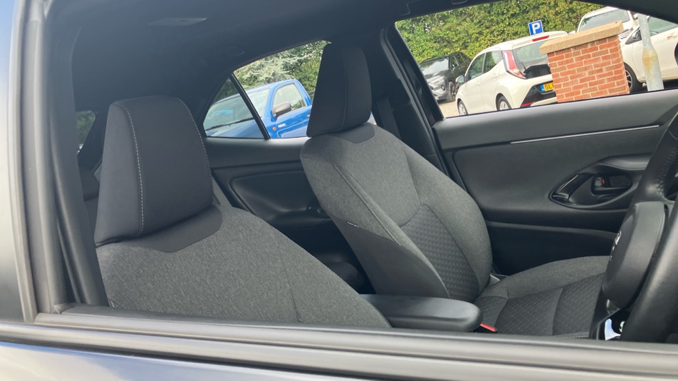 Toyota Yaris Cross 1.5 Hybrid Design 5dr CVT Hybrid Estate - Image 19