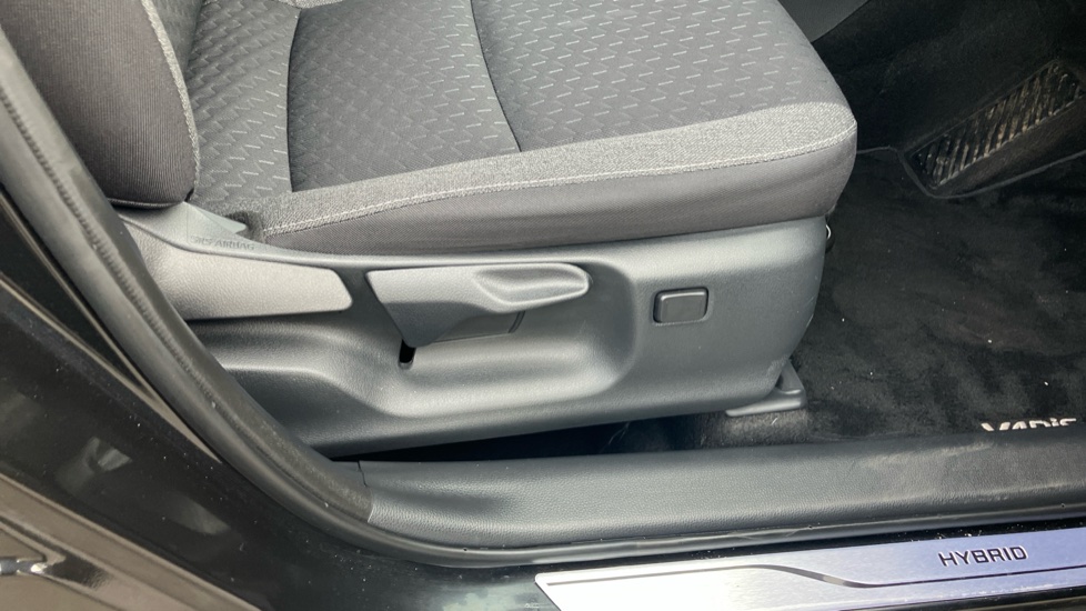 Toyota Yaris Cross 1.5 Hybrid Design 5dr CVT Hybrid Estate - Image 30