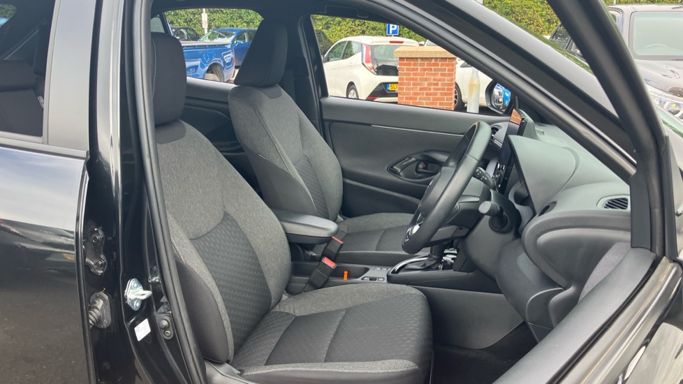 Toyota Yaris Cross 1.5 Hybrid Design 5dr CVT Hybrid Estate - Image 61