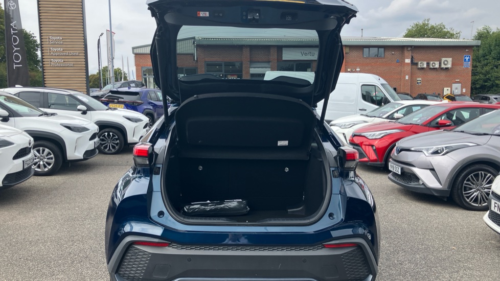 Toyota C-HR 1.8 Hybrid Design 5dr CVT Hybrid Hatchback - Image 13
