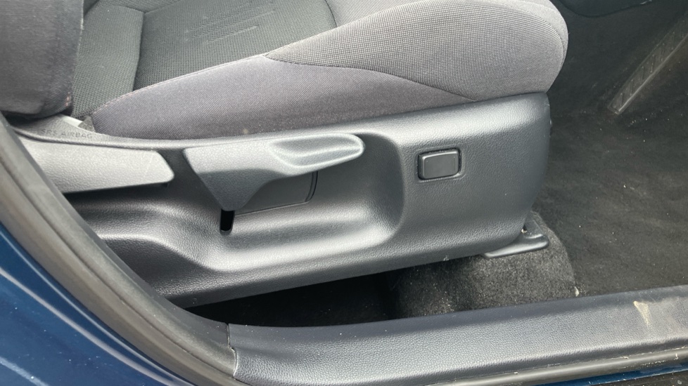 Toyota C-HR 1.8 Hybrid Design 5dr CVT Hybrid Hatchback - Image 30