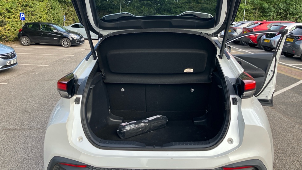 Toyota C-HR 1.8 Hybrid Design 5dr CVT Hybrid Hatchback - Image 13