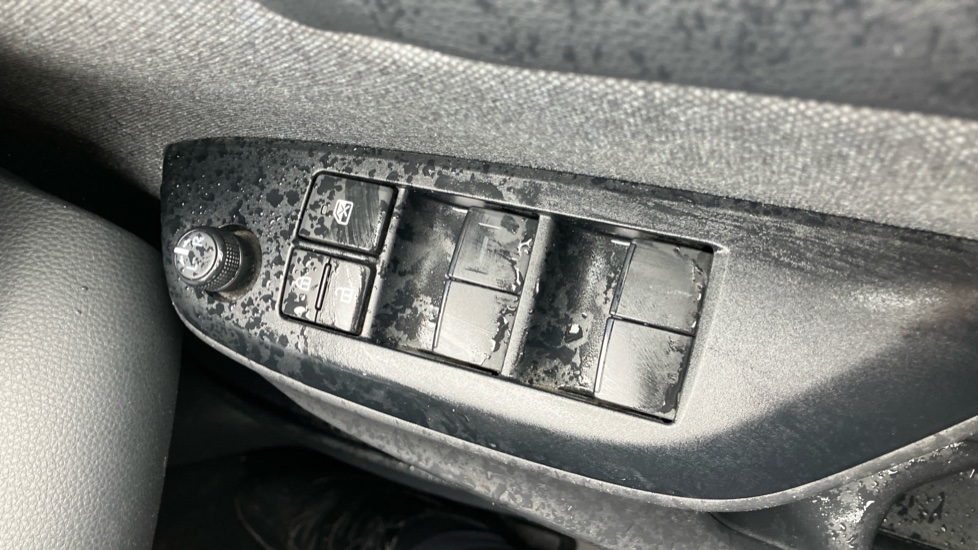 Toyota Yaris 1.5 Hybrid Design 5dr CVT Hybrid Hatchback - Image 33