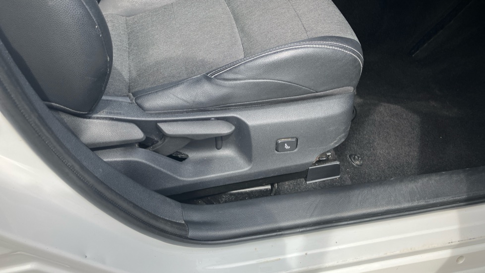 Toyota Corolla 1.8 VVT-i Hybrid Design 5dr CVT Hybrid Hatchback - Image 30