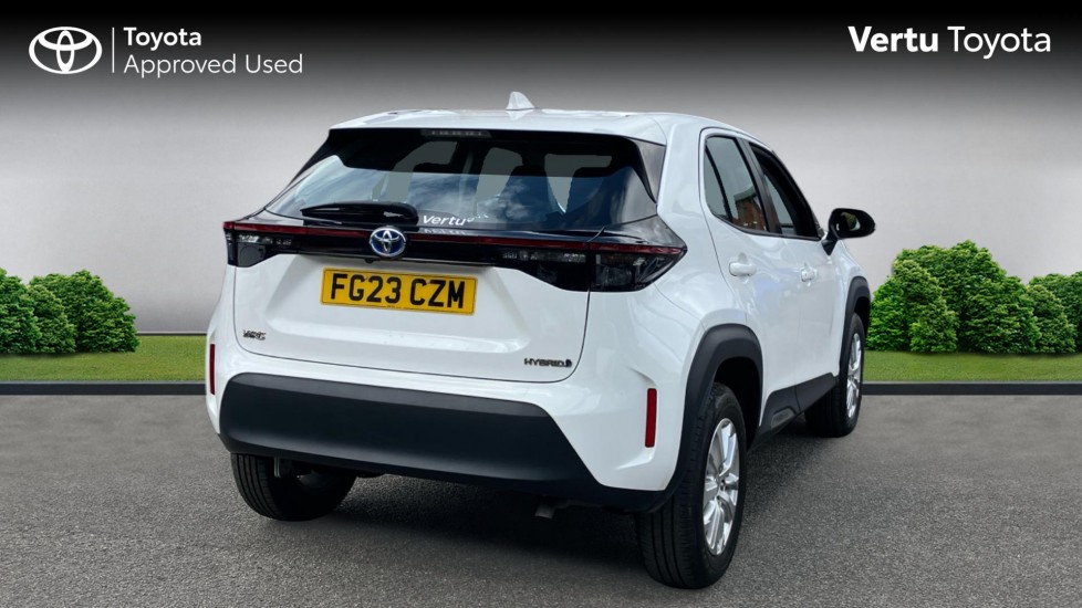 Toyota Yaris Cross 1.5 Hybrid Icon 5dr CVT Hybrid Estate - Image 2
